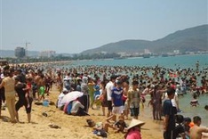 Thousands flock to beach on Doan Ngo Festival