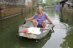 Residents in Hanoi’s flooded areas receive donations