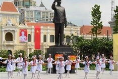 HCM City needs more statues, parks, squares to make public space pretty