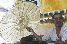 Hue artist crafts new bamboo paper