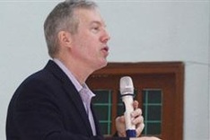 US ambassador advises students to study English