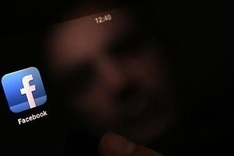 Youth flock to mobile messaging apps, may be threat to Facebook