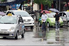 Taxi driver apologises after swindling tourists