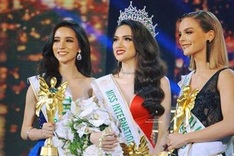 Huong Giang crowned in Thai transgender pageant