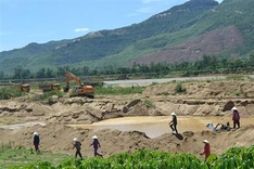 Quang Nam lcoals protest over sand overexploitation
