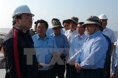 Deputy PM inspects sea dykes in Ca Mau