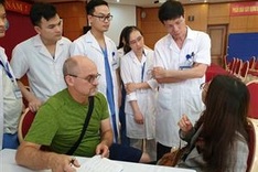 US experts provide plastic surgery for Vietnamese patients