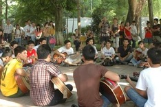 Guitar club cheers Hanoi streets up