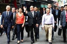 French President visits Hanoi Old Quarter