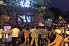 People flock to singer's sparkling Christmas home