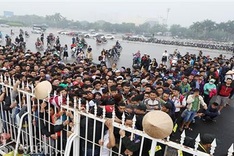 Fans scramble for Vietnam-Malaysia match tickets