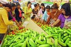 Locally-made products dominate market during Tet