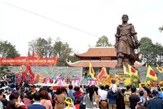 Deputy PM attends opening of Dong Da festival