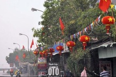 Locals take down Chinese lanterns claiming sovereignty over Vietnamese islands