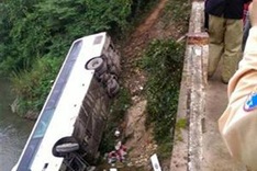 Dozens survive as coach capsizes in Yen Bai