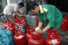 December gas prices hit record high for 2010