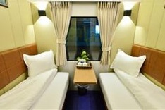 VIP 2-bed cabins on high-quality trains serve Hanoi - Ho Chi Minh City route