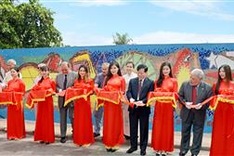 Chilean painter’s work on Hanoi Ceramic Road unveiled