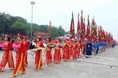 Bilingual film shows Hung King Temple and Vietnamese beliefs