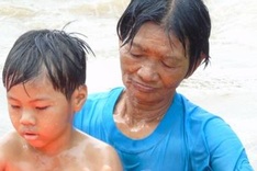 Woman offers free swimming lessons for children