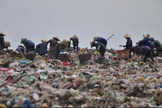 Danang dumping ground provides a living for the poor