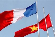 French PM pledges help to Vietnam in coping with climate change
