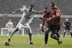 Ice-cool Spurs hold United as Chelsea down Arsenal