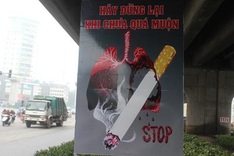 “No-smoking” promotion banners go up in Hanoi streets