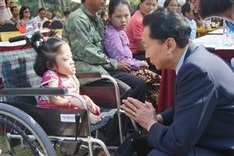Former Japanese PM presents wheelchairs to disabled Vietnamese
