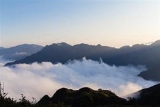 Watching cloud from top of Vietnam’s highest mountain