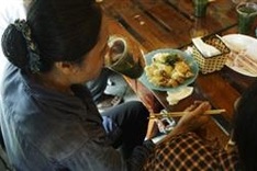Hanoi restaurant offers poor good meals