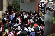 Chaotic traffic plagues Hanoi school timetable