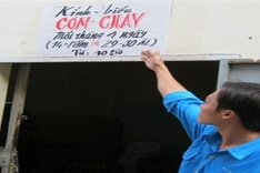 Can Tho man provides free water and food for the poor