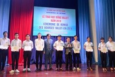 Students in Vietnam’s central region receive Vallet scholarships