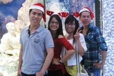 HCM City teens crowd the streets to get a taste of Christmas