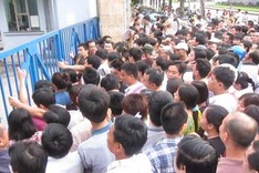 Hanoian parents jostled to buy application forms