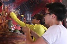 Students seek luck before exam at Temple of Literature