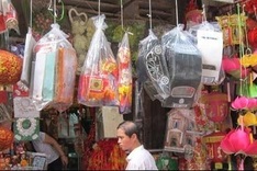 Hanoians have money to burn for traditional festivals