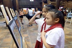 Folk painting exhibition opens at Temple of Literature
