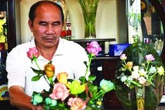Flower embalmer keeps blooms fresh
