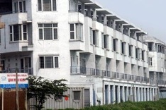 Up-market housing remains empty