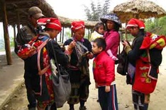 Co Tu people keep brocade weaving alive