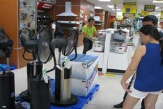 Air conditioner and fans sales soar in Hanoi heat wave