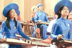 Doctor brings dan tranh overseas