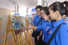 Photo exhibition on General Giap and Hanoi youth