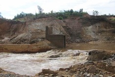 Dam break causes huge losses and threatens community