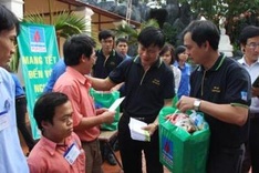 Firms, organisations present Tet gifts to the poor and students