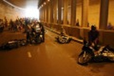 Collapsing vehicles cause traffic jam in Kim Lien tunnel