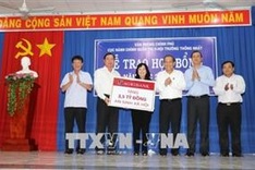 Deputy PM presents gifts, scholarships to poor families, students