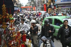 Tet atmosphere washes over Hanoi's streets